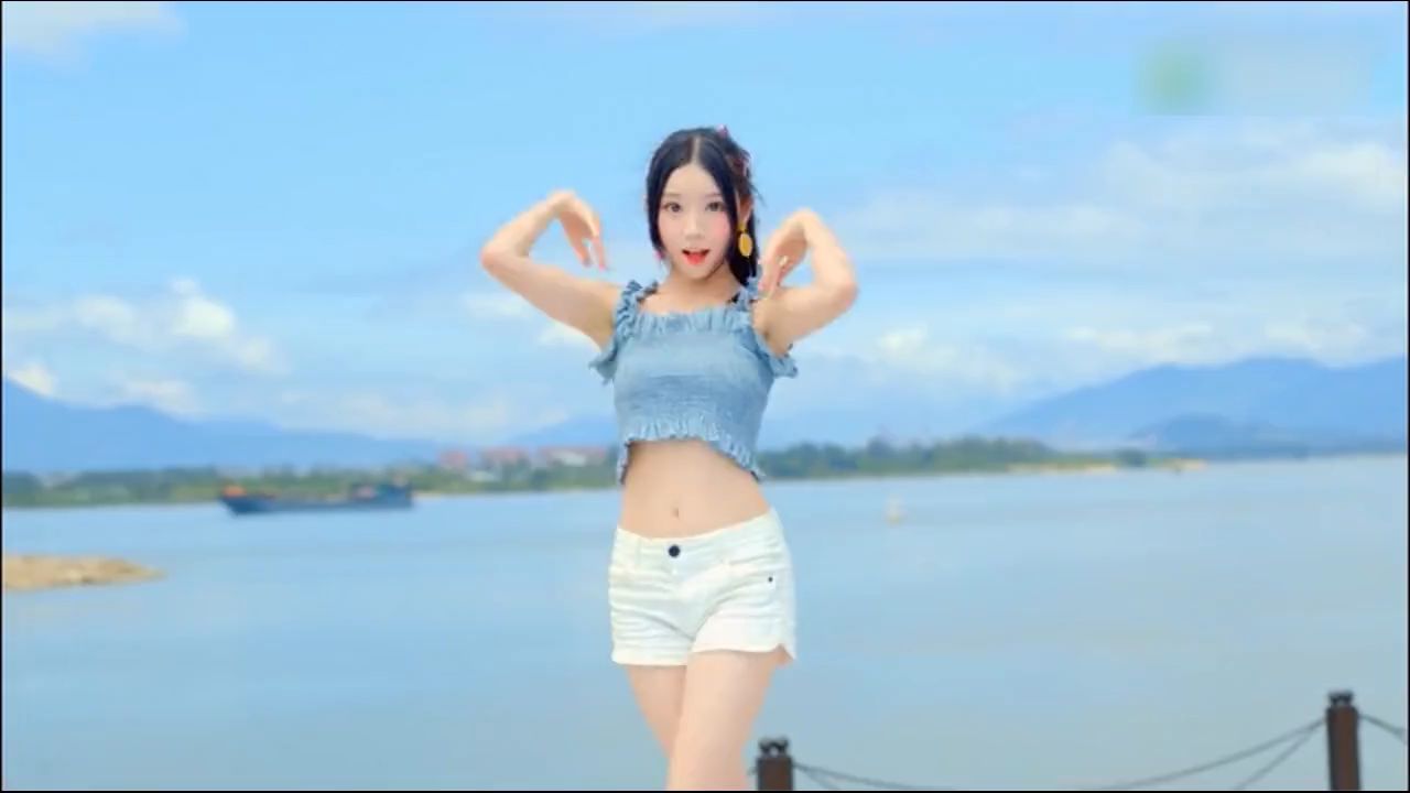 美女小姐姐演绎的一段小清新舞蹈,简单可爱!